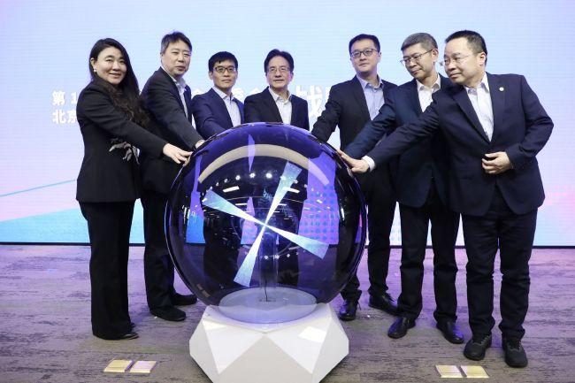 第45+7分钟，富勒姆角球机会，帕利尼亚头球攻门被凯莱赫扑出，里姆补射破门，这球边裁举旗示意越位，进球无效。